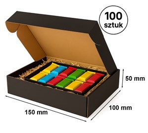 Paleta lub duży karton z 100 czarnymi pudełkami, kilka rozłożonych na wierzchu.